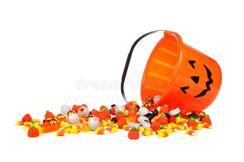 Laternen-Süßigkeitskollektor Halloweens Jack O mit dem Verschütten der Süßigkeit über Weiß