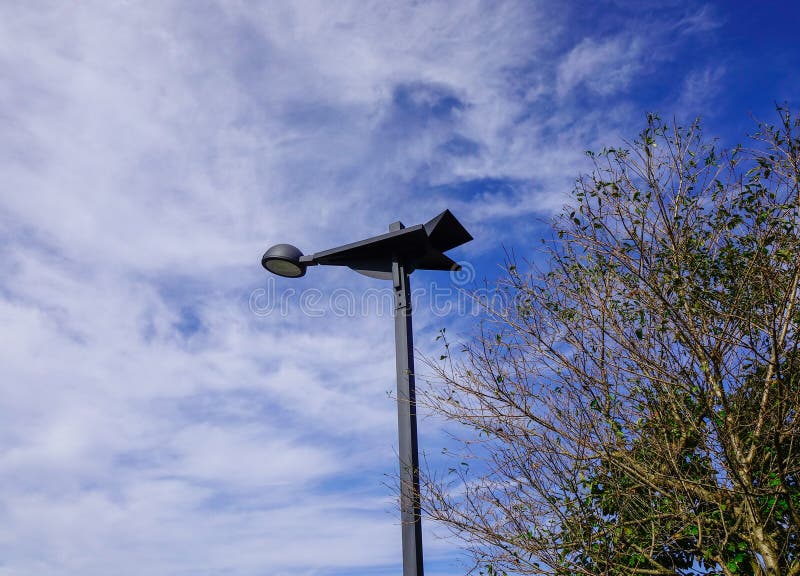 Laternenpfahl unter blauem Himmel lizenzfreie stockfotografie Laternenpfahl unter blauem Himmel lizenzfreie stockfotografie