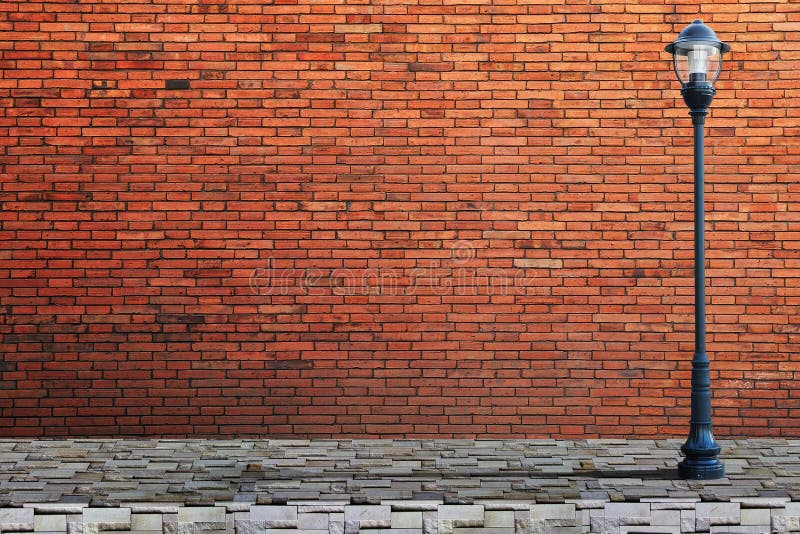 Laternenpfahlstraße auf Backsteinmauer lizenzfreies stockbild Laternenpfahlstraße auf Backsteinmauer lizenzfreies stockbild