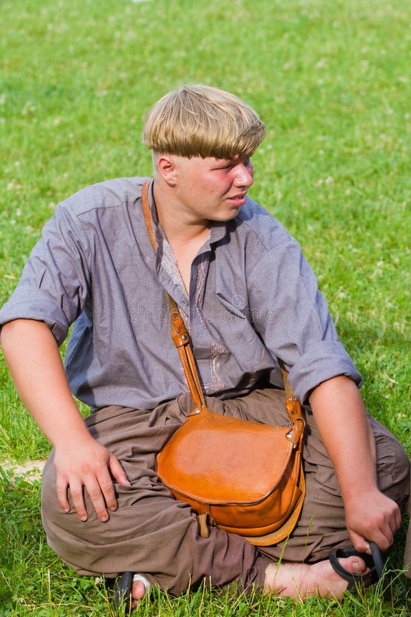 Latifundiário cossack novo de Zaporozhian Sich na camisa típica do vyshyvanka e na calças larga com bolsa de couro imagem de stock Latifundiário cossack novo de Zaporozhian Sich na camisa típica do vyshyvanka e na calças larga com bolsa de couro imagem de stock