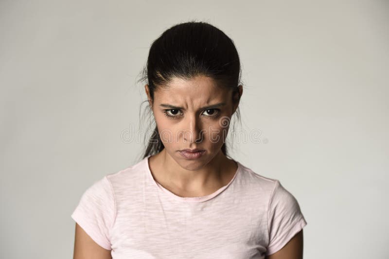 Latijnse boze en verstoorde vrouw die woedende en gekke humeurig in intense woedeemotie kijken stock foto's Latijnse boze en verstoorde vrouw die woedende en gekke humeurig in intense woedeemotie kijken stock foto's