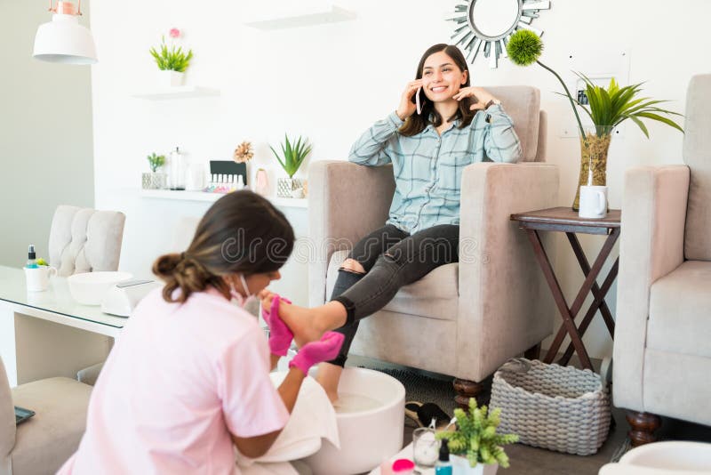 Latijnse Vrouw die van Pedicure genieten bij Kuuroord royalty-vrije stock fotografie Latijnse Vrouw die van Pedicure genieten bij Kuuroord royalty-vrije stock fotografie