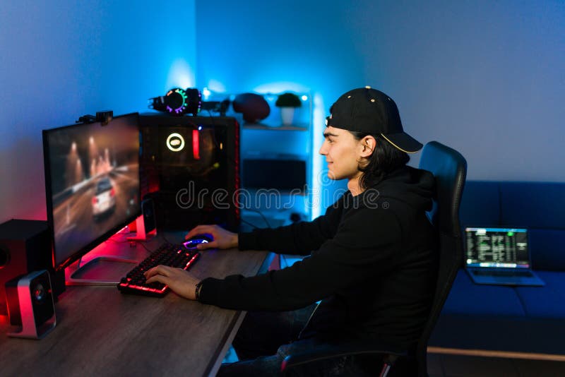 Latin Man Jogando Um Jogo De Vídeo Em Seu Pc De Jogos Imagem de