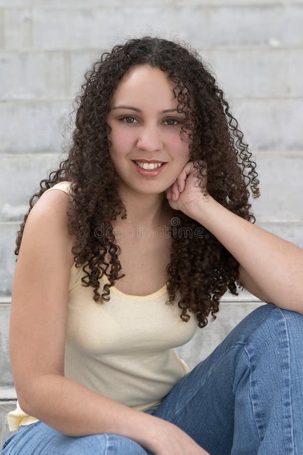 Jovem Latina Bonita com Cabelo Cacheado imagens de stock royalty free