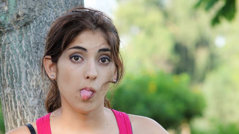 Latina vuxen kvinnlig som gör roliga framsidor arkivfoto Latina vuxen kvinnlig som gör roliga framsidor arkivfoto