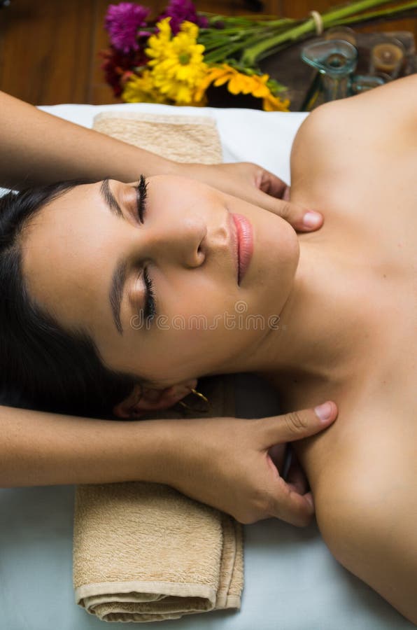 Latinamerikansk brunettmodell som får massagebrunnsorten
