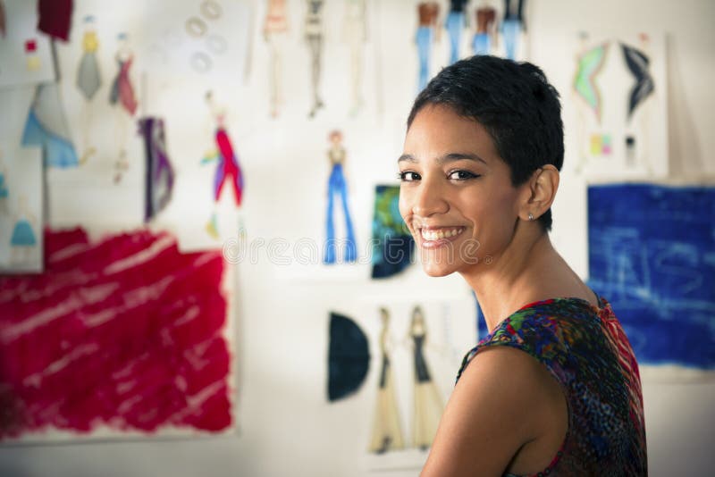 Latinamerikansk ung kvinnaworking som modeformgivare royaltyfri fotografi