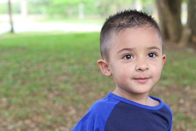 Latino kind met exemplaarruimte stock foto Latino kind met exemplaarruimte stock foto