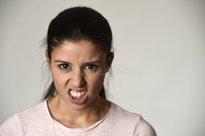 Latinsk ilsken och uppriven kvinna som ser rasande och galet lynnigt i intensiv ilskasinnesrörelse fotografering för bildbyråer Latinsk ilsken och uppriven kvinna som ser rasande och galet lynnigt i intensiv ilskasinnesrörelse fotografering för bildbyråer