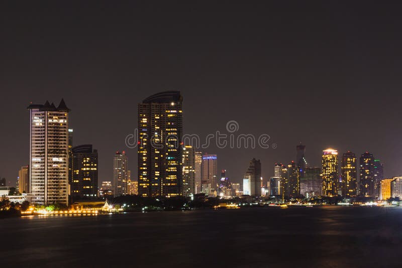 Lato del fiume di paesaggio urbano di Bangkok alla notte fotografie stock libere da diritti Lato del fiume di paesaggio urbano di Bangkok alla notte fotografie stock libere da diritti