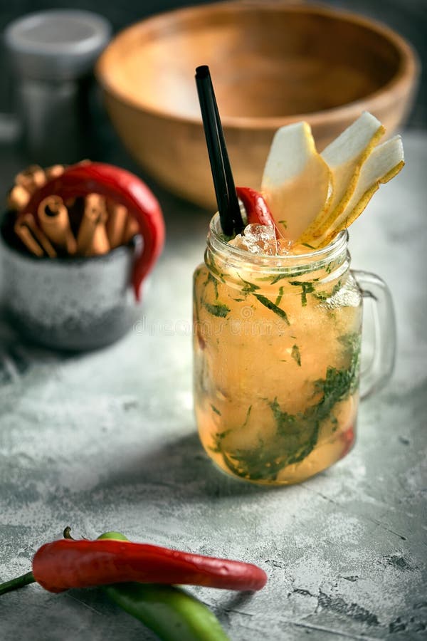 Lato lemoniady bonkreta z pieprzem Od?wie?aj?cy lato nap?j z lodem Istny pojęcie, koktajlu workspace Karmowy pojęcie, jedzenie fotografia royalty free Lato lemoniady bonkreta z pieprzem Od?wie?aj?cy lato nap?j z lodem Istny pojęcie, koktajlu workspace Karmowy pojęcie, jedzenie fotografia royalty free