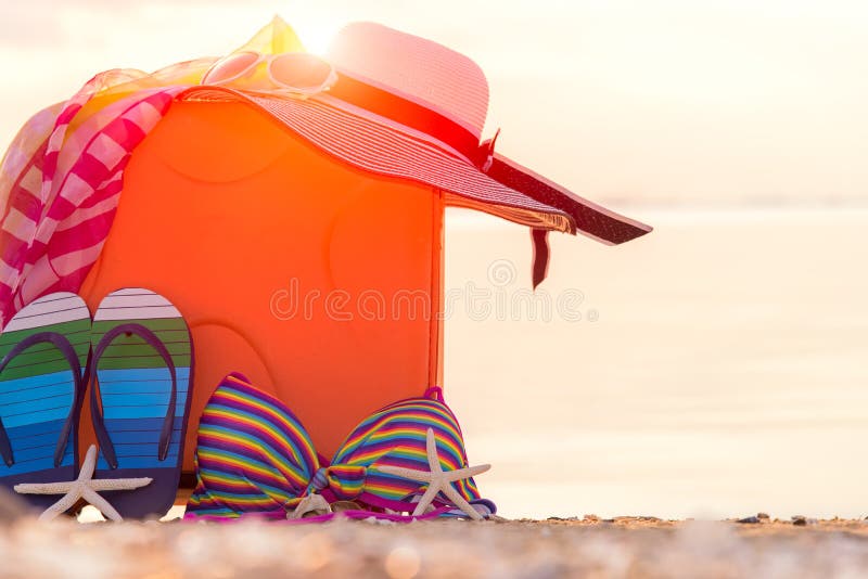 Lato podróżuje z starym walizki i mody kobiety swimsuit bikini, ryba gwiazda, słońc szkła, kapelusz Podróż w wakacje, zmierzchu b zdjęcia stock Lato podróżuje z starym walizki i mody kobiety swimsuit bikini, ryba gwiazda, słońc szkła, kapelusz Podróż w wakacje, zmierzchu b zdjęcia stock
