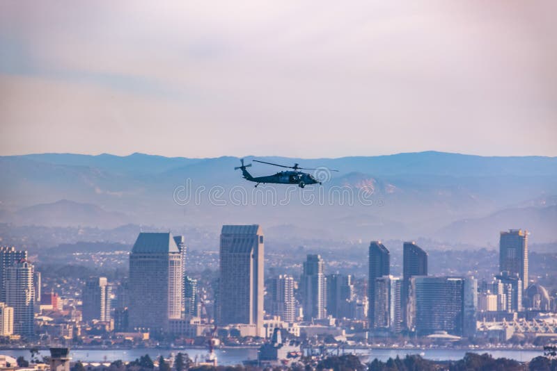Lato w San Diego San Diego linia horyzontu patrzeje mgławymi i Militarnymi siekaczami w niebie zdjęcie stock Lato w San Diego San Diego linia horyzontu patrzeje mgławymi i Militarnymi siekaczami w niebie zdjęcie stock