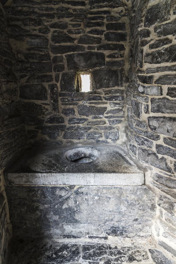 Latrine in het middeleeuwse kasteel van Gravensteen in Gent, België stock fotografie Latrine in het middeleeuwse kasteel van Gravensteen in Gent, België stock fotografie