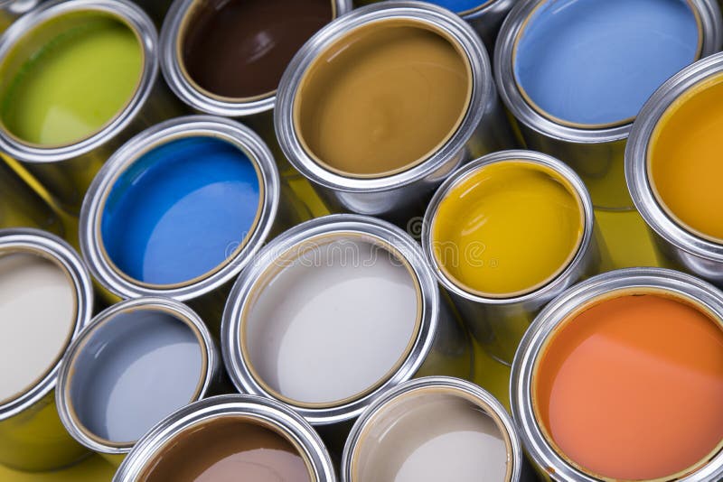 Latta della pittura di colori, fondo giallo immagine stock libera da diritti Latta della pittura di colori, fondo giallo immagine stock libera da diritti