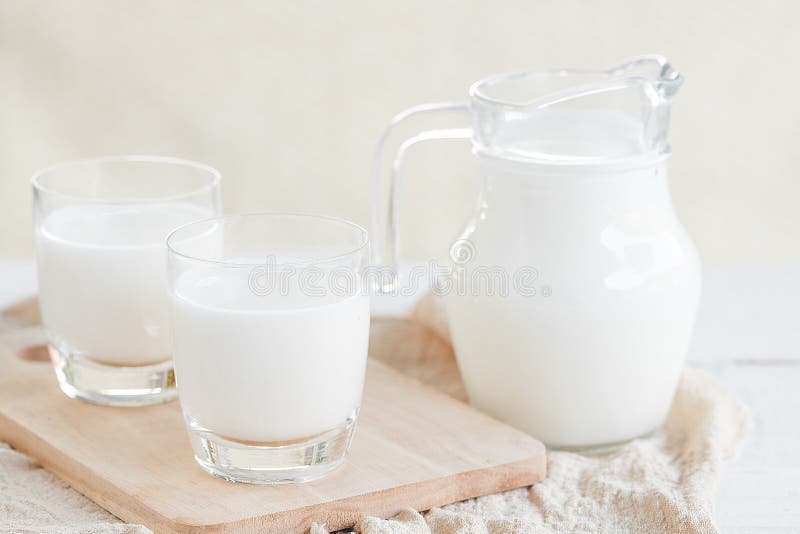 Latte Bottiglia di latte e vetro da latte su tavola di legno Succhi di vetro e vetro con latte Concetto di alimentazione sano immagini stock Latte Bottiglia di latte e vetro da latte su tavola di legno Succhi di vetro e vetro con latte Concetto di alimentazione sano immagini stock