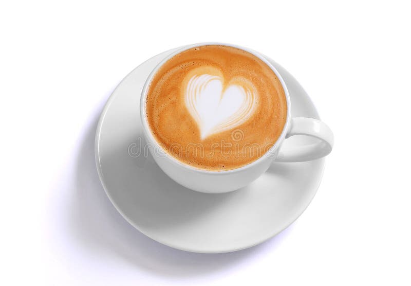 Tazza di latte con caffè a forma di cuore arte sulla schiuma.