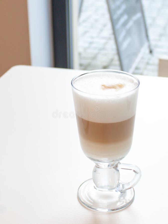 Latte del caf? en vidrio con gran espuma blanca imagen de archivo Latte del caf? en vidrio con gran espuma blanca imagen de archivo