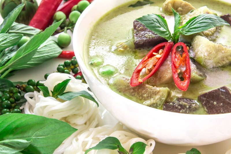 Latte di cocco cremoso del curry verde con il pollo, alimento tailandese popolare fotografia stock Latte di cocco cremoso del curry verde con il pollo, alimento tailandese popolare fotografia stock