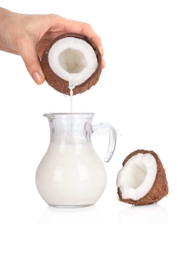 Latte di cocco di versamento della mano della donna in un barattolo su bianco