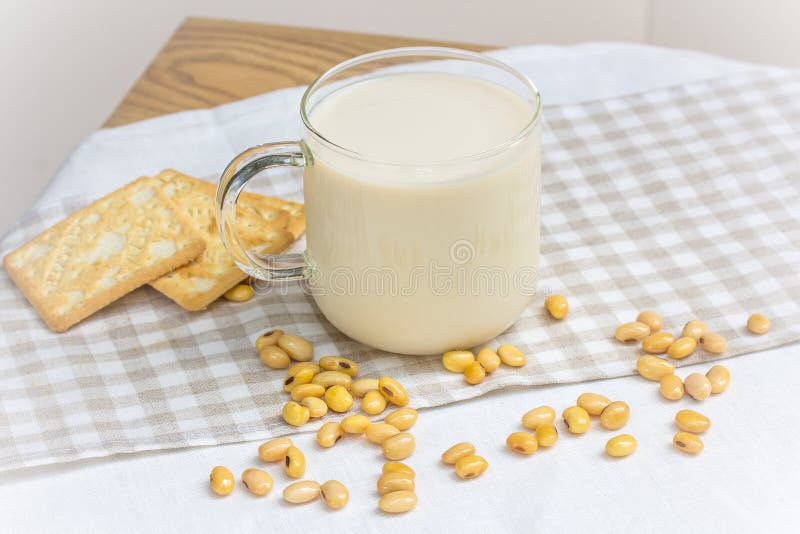 Latte di soia con la natura morta del fagiolo della soia fotografia stock libera da diritti Latte di soia con la natura morta del fagiolo della soia fotografia stock libera da diritti