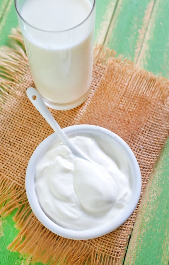 Lo è Il Latte Dello Yogurt Latte e yogurt immagine stock. Immagine di formaggio - 38128941