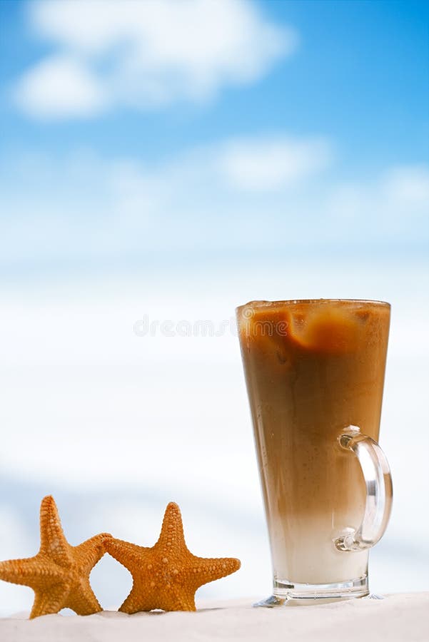 Latte för med is kaffe med sjöstjärnan på ett strandhav och seascape arkivfoton