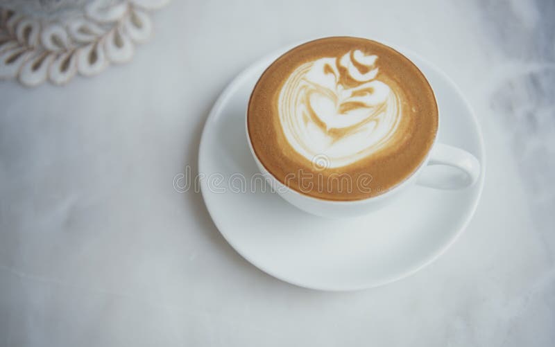 Latte oder Cappuccino mit schaumigem Schaum, Draufsicht der Kaffeetasse ?ber Tabelle im Caf? lizenzfreie stockfotografie Latte oder Cappuccino mit schaumigem Schaum, Draufsicht der Kaffeetasse ?ber Tabelle im Caf? lizenzfreie stockfotografie