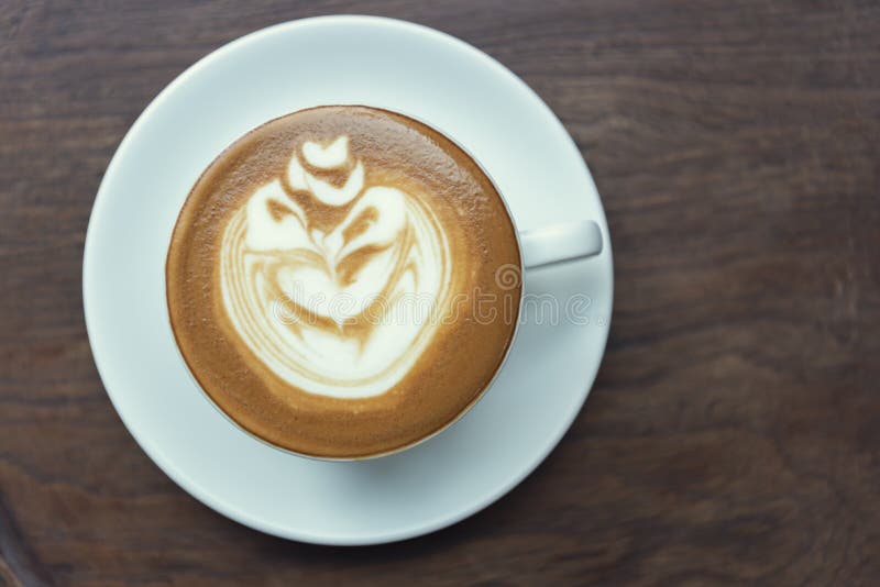 Latte oder Cappuccino mit schaumigem Schaum, Draufsicht der Kaffeetasse über Tabelle im Café lizenzfreie stockfotografie Latte oder Cappuccino mit schaumigem Schaum, Draufsicht der Kaffeetasse über Tabelle im Café lizenzfreie stockfotografie
