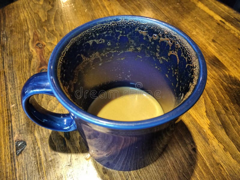 Latte, petite gorgée de bout d'un Latte, mousse autour de la tasse photographie stock libre de droits Latte, petite gorgée de bout d'un Latte, mousse autour de la tasse photographie stock libre de droits