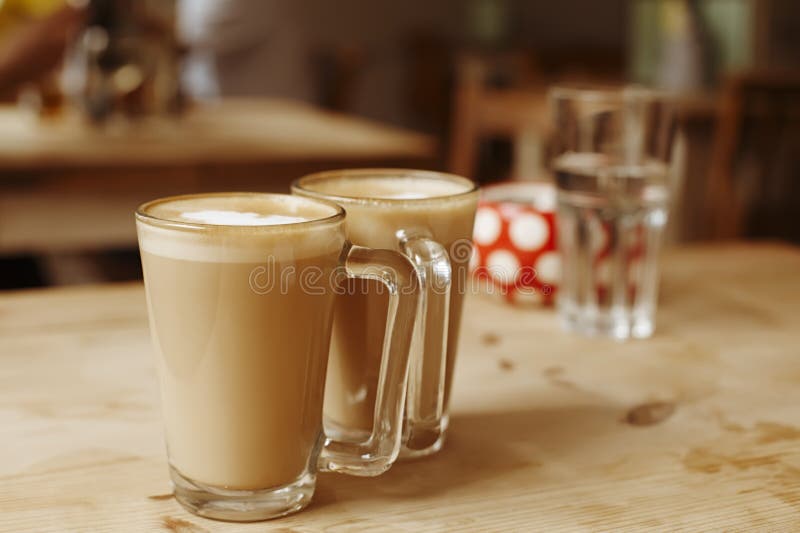 Latte кофе в 2 высокорослых стеклах и шарах сахара стоковые изображения rf