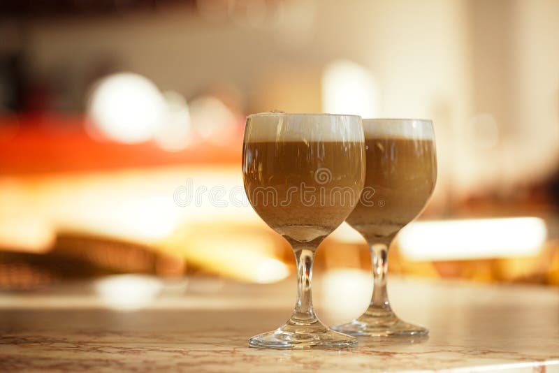 Latte кофе в высокорослых стеклах с солнцем утра в bac кафа лета стоковое изображение rf