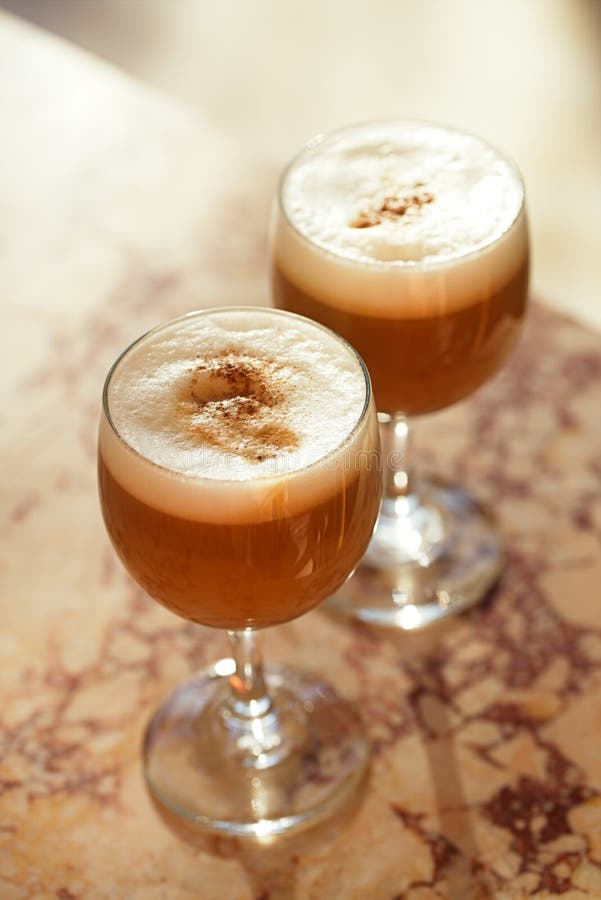 Latte кофе в высокорослых стеклах с солнцем утра в bac кафа лета стоковое изображение