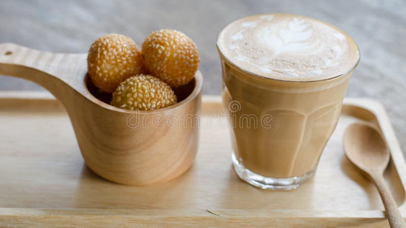 lattekonstkaffe och svan för godisägg royaltyfri bild lattekonstkaffe och svan för godisägg royaltyfri bild
