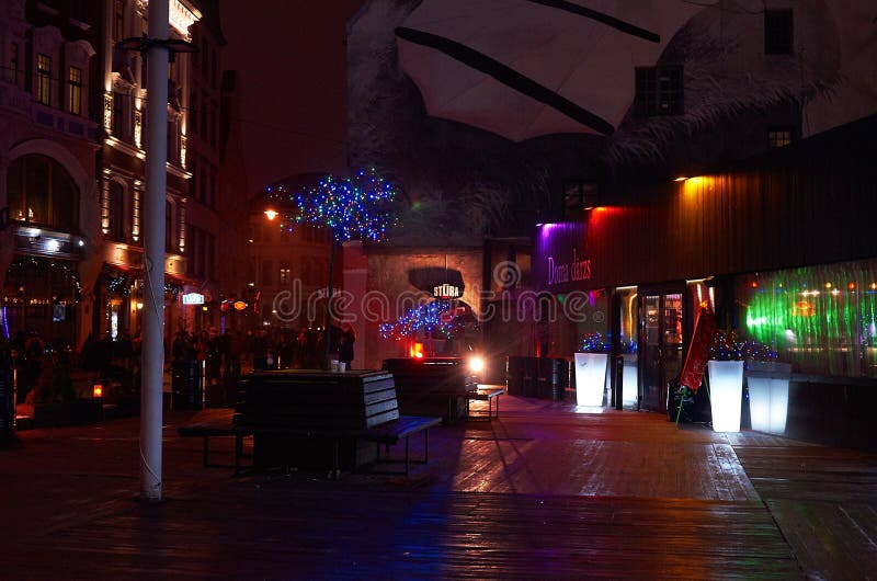 latvia Festivités de fête des personnes sur les rues de nuit de Riga Noël à Riga 1er janvier 2018 photos libres de droits latvia Festivités de fête des personnes sur les rues de nuit de Riga Noël à Riga 1er janvier 2018 photos libres de droits