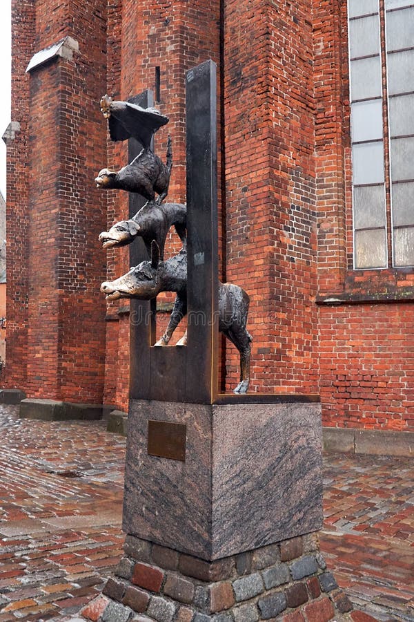 latvia Monumento aos músicos de Brema na cidade velha de Riga 1º de janeiro de 2018 fotografia de stock latvia Monumento aos músicos de Brema na cidade velha de Riga 1º de janeiro de 2018 fotografia de stock