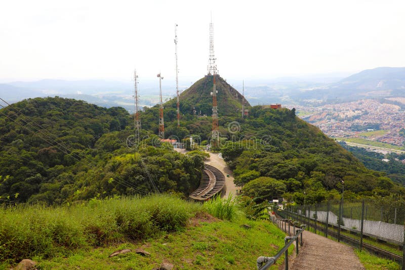 Latwerk met vele gelijkenissen en televisie en radioantennes op Jaragua-Piek, Sao Paulo, Brazilië royalty-vrije stock fotografie Latwerk met vele gelijkenissen en televisie en radioantennes op Jaragua-Piek, Sao Paulo, Brazilië royalty-vrije stock fotografie