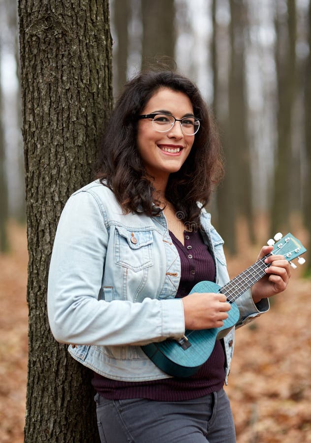 Latynoska dziewczyna bawić się ukulele zdjęcia stock Latynoska dziewczyna bawić się ukulele zdjęcia stock