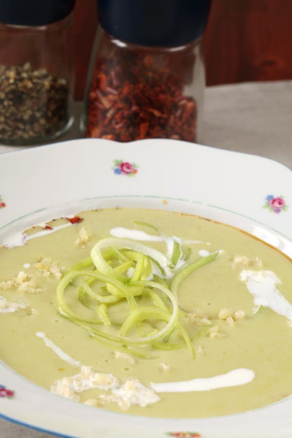 Lauch Und Kartoffelsuppe Mit Knoblauch Stockfoto - Bild von grün ...
