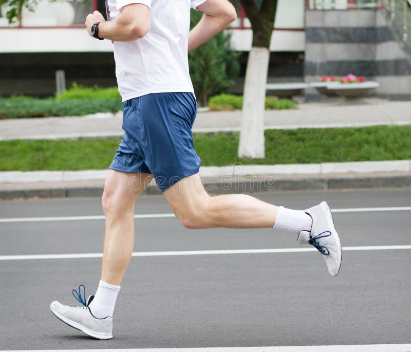 Laufender Mann Gealterter Mann Athleting Mitte Lassen Sie Sportler laufen Marathon r stockfoto Laufender Mann Gealterter Mann Athleting Mitte Lassen Sie Sportler laufen Marathon r stockfoto