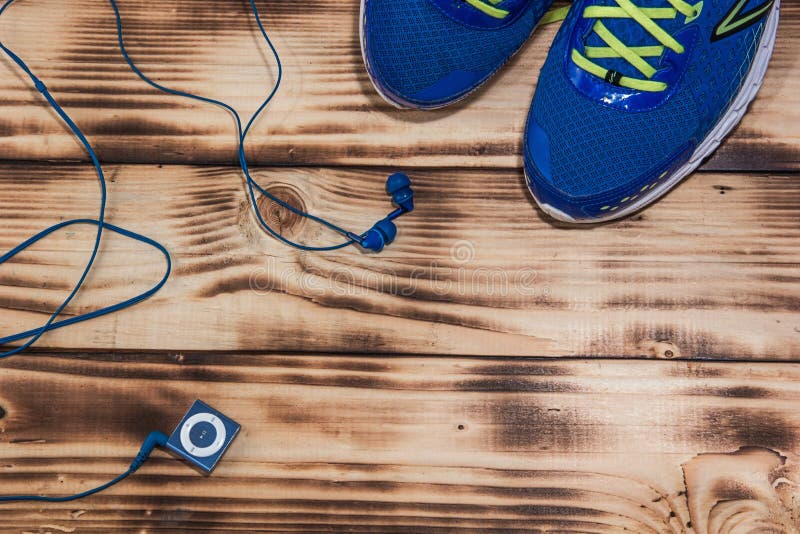 Laufschuhe und MP3-Player auf einem Bretterbodenhintergrund stockfoto Laufschuhe und MP3-Player auf einem Bretterbodenhintergrund stockfoto