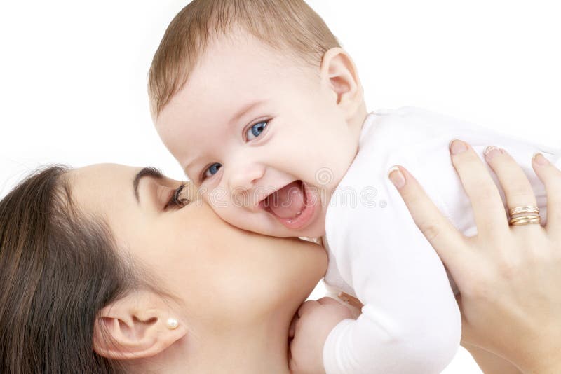 Una foto de feliz madre un nino a través de blanco.