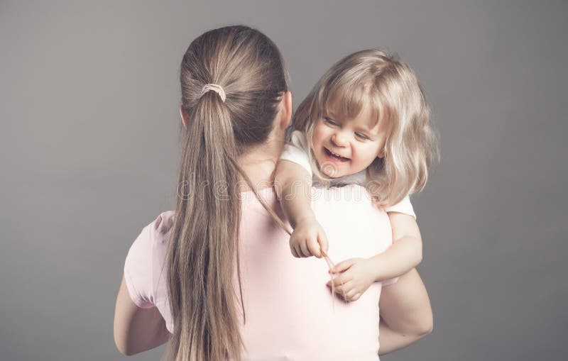 Stay daughter. Малыш дергает маму за волосы. Baby pulling mom's hair.