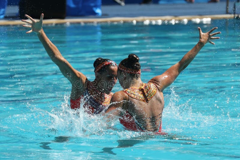 Laura Auge e Margaux Chretien de França competem durante o círculo preliminar do dueto da natação sincronizada nos 2016 Olympics