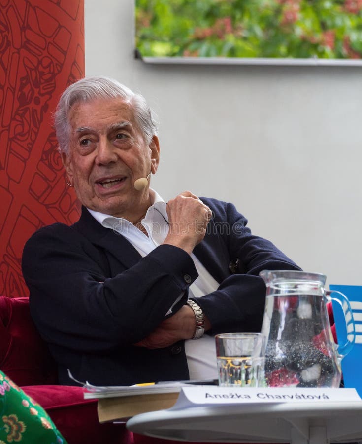 Laureat de prix Nobel en litt?rature Mario Vargas Llosa sur le monde Prague 2019 de livre images libres de droits Laureat de prix Nobel en litt?rature Mario Vargas Llosa sur le monde Prague 2019 de livre images libres de droits