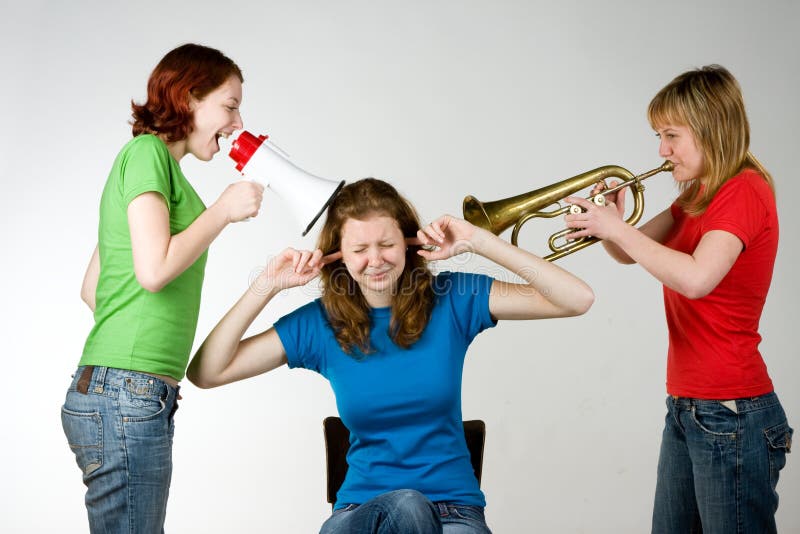 Laute Freunde, die Mädchen stören lizenzfreie stockfotos Laute Freunde, die Mädchen stören lizenzfreie stockfotos
