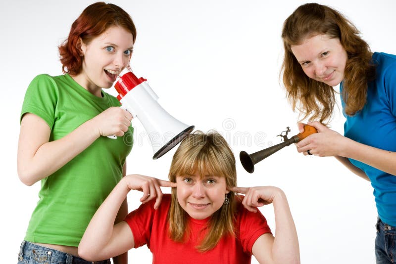 Laute Freunde, die Mädchen stören stockfotos Laute Freunde, die Mädchen stören stockfotos