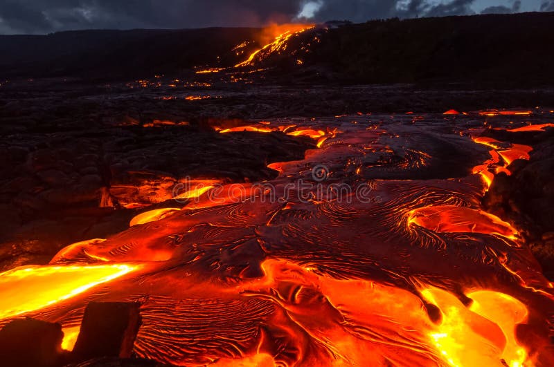 Lava de derramamento na inclinação do vulcão Erupção vulcânica e magma fotografia de stock Lava de derramamento na inclinação do vulcão Erupção vulcânica e magma fotografia de stock