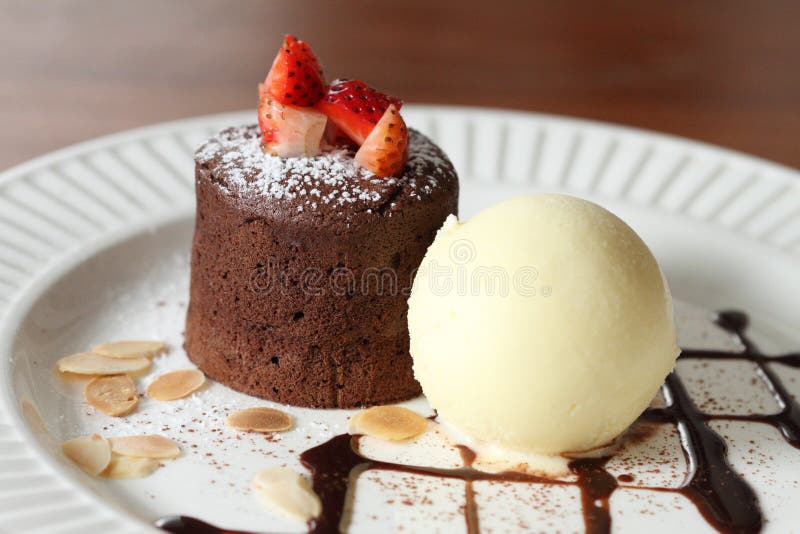 Lava del chocolate y helado y fresa de vainilla fotografía de archivo Lava del chocolate y helado y fresa de vainilla fotografía de archivo