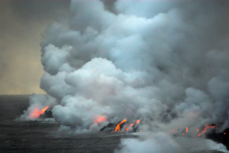 Fumo E Fogos-de-artifício Da Mostra Do Fogo Do Mundo Da água Dos Estúdios  Universais Imagem Editorial - Imagem de paisagem, extremo: 105020345